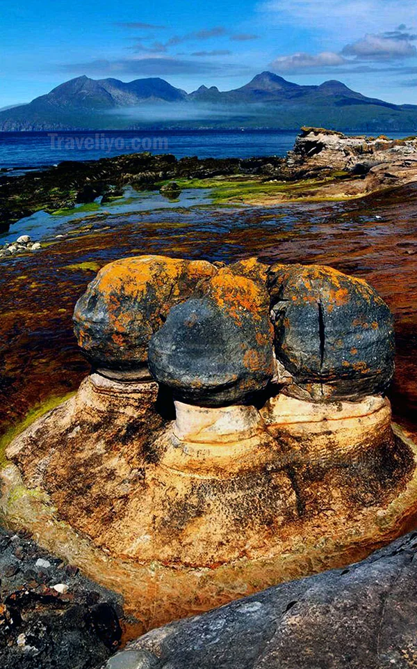 Unique mushroom-shaped rocks in Yehliu Geopark